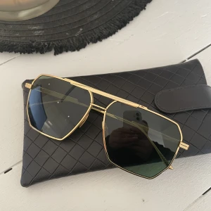 Bottega Veneta solglassögon - Säljer mina fina solglassögon då jag inte använt dem på ett tag. 💚 Skickar gärna flera bilder hur den ser ut på! 