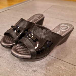 Sommarskor - Suuuper söta sandalklackar, eller vad man nu ska kalla de, som aldrig används!!🫶 Jättesköna att gå i men tyvärr inte min smak :(( passar 36-37