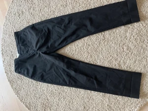 HOPE byxor i modellen LAW thrusters  - Svarats kostym byxor från Hope.  I väldigt fint skick. Hållbara, stilrena och snygga