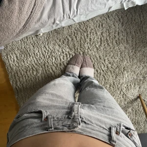 Gina Tricot jeans - Säljer mina jättefina lågmidjade jeans då dom inte kommer till användning. Dom är i väldigt bra skick och nästan aldrig använda. Storleken 36, midjemått 78