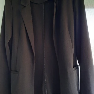 Kavaj st 42 - Säljer svart kavaj i st 42 som är använd ca 2-3ggr 