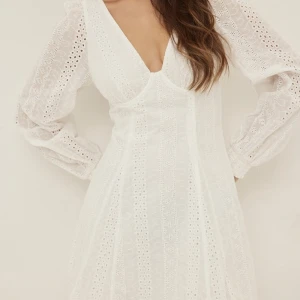 Vit klänning - Säljer min vita klänning från nakd. Perfekt till studenten💕använd endast en gång. Storlek 36. 