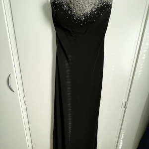 Afton klänning - Snygg passform med stöd vid brösten. Använd  vid 1 tillfälle. Ny pris 2000sek