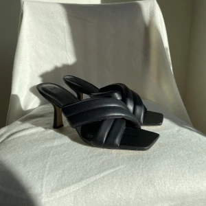 Klackskor  - Fina klackar ifrån H&M i strl. 41.  Ganska små i sorleken. Har vanligtvis 38/39 och dom passar för mig. Använda fåtal gånger. 