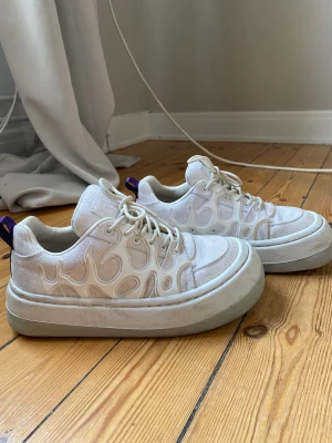 eytys sonic canvas bright white - eytys sonic canvas, i bright white. Säljs då jag tyvärr får för lite användning för de! Men så snygg och passar perfekt som en varmare  sneaker till hösten/vintern. Nypris 2200kr mitt pris 1100kr. Strl 40 men passar mig som har 39