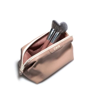 CAIA the original necessär/sminkväska - HELT NY, aldrig använd. Har en lukt av konstläder (var så när jag köpte den)  CAIA:s necessär är gjord av konstmaterial och är 100% vegansk.   Längd: 22 cm Bredd: 11,5 cm Höjd: 12 cm 