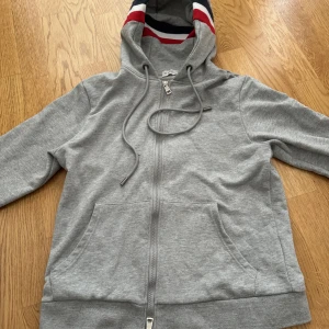 Moncler kofta  - Säljer en moncler kofta storlek small, liten skada se bild. Därav priset 