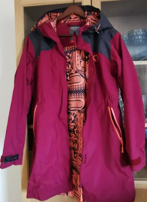 Kari Traa allround - Allroundjacka i cool färg. Hel, fin och nytvättad. 