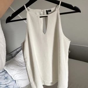 Linne - Vitt linne från Vero Moda i storlek 34💕 Väl använt men har tyvärr växt ur, inga defekter. 