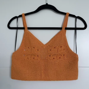 Virkat linne - Oranget virkat linne. Slutar precis vid naveln (på mig). Nyskick🫶🏼