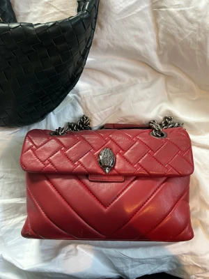 Röd Kurt geiger väska  - Så himla fin röd väska som man kan ha till vardags eller till utgång. Får plats så mycket. Ser helt ny ut förutom en liten skrapa längst ner i hörnet. Så snygg röd färg helt perfekt till hösten. 