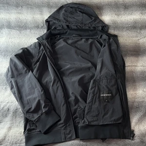 Emporio Armani Jacka - Köpt i Italien. Liten i storleken och väldigt bra skick. Om du pendlar mellan S och M är nog storleken perfekt. 