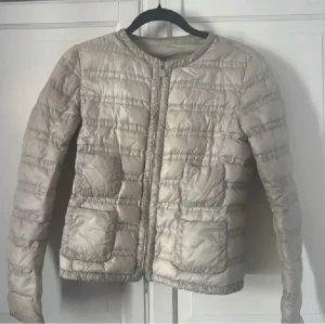 Moncler jacka - Säljer nu min super fina Moncler jacka som är perfekt nu till hösten💗 jackan är i modellen lissy och har knappt nåra defekter💗 den är äkta och har en qr kåd som jag kan skicka bild på💗tveka inte på att kontakta vid intresse💗