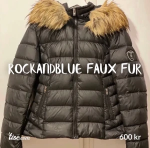 ROCKANDBLUE FAUX FUR - Strl 44  •Konstpäls  •Använd sparsamt i 1 säsong  •Inga märkbara skador/fel på jackan  •Liten i storleken (har vanligtvis strl 40)  •Inköpt 2019  •Nypris 2300kr  •Frakt tillkommer