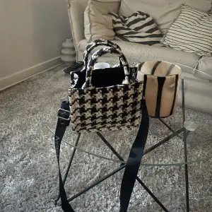 Säljer denna super fina rutiga väskan, aldrig kommit till användning så helt ny! 🖤🤍