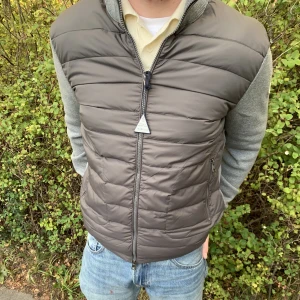 Moncler Cardigan - Hej! Vi säljer en riktigt fet moncler cardigan i grå färg. Perfekt för hösten. Storlek M, finns QR kod och authentic tag.