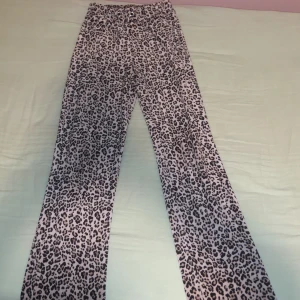 Leopard mönstrade mjukisbyxor  - Leopard mönstrade mjukisbyxor från Gina tricot storlek xxs. Stretchiga i midjan och utsvängda där nere. Använda några gånger.
