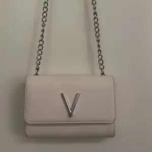 Säljer en äkta Valentino väska då kvittot är borttappad därför släpper jag den för ett bra pris. Väskan är som ny. Använd typ 3 månader. 