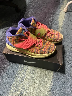 Kds 14 storlek 44,5 men passar till storlek 45 - Mina basketskor som är super bra och fina i storlek 44,5