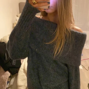 Stickad tröja🤎 - Super söt och fin stickad offshoulder tröja från H&M