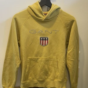 Hoodie  - Gul hoodie ifrån gant, använd men fortfarande i fint skick. Barn storlek men passar xxs-xs💗