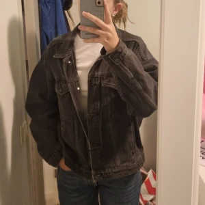 Jeansjacka - Superfin oversized grå/svart jeansjacka ifrån Monki, köpt för typ 3 år sen men har knappt använt den😊 