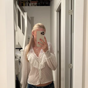 Blus - Jättesöt blus/topp från Zara! Endast använd 1 gång så den är i nyskick❣️