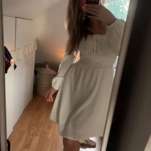 Vit Klänning - Fin och skön klänning i stl S, har haft på skolavslutning men endast använd 1 gång. Inga skavanker osv, passar till student, skolavslutning men oxå fin till sommaren, fest eller lucia!