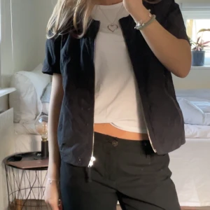 Kortärmad jacka - Säljer denna kortärmade jackan ifrån hm i storlek 38💗