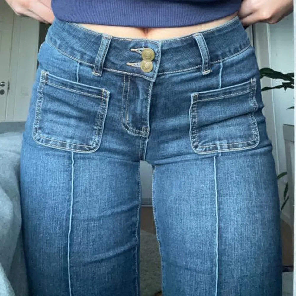 Helt nya, endast provade! Trendiga jeans från Madlady Lågmidjade Bootcut Jeans - Claire Vintage Blue. Stl 34 längd regular Se madlady för info och mått https://madlady.se/lagmidjade-bootcut-jeans-claire-vintage-blue NYPRIS 699 KR trendar på tiktok. Jeans & Byxor.