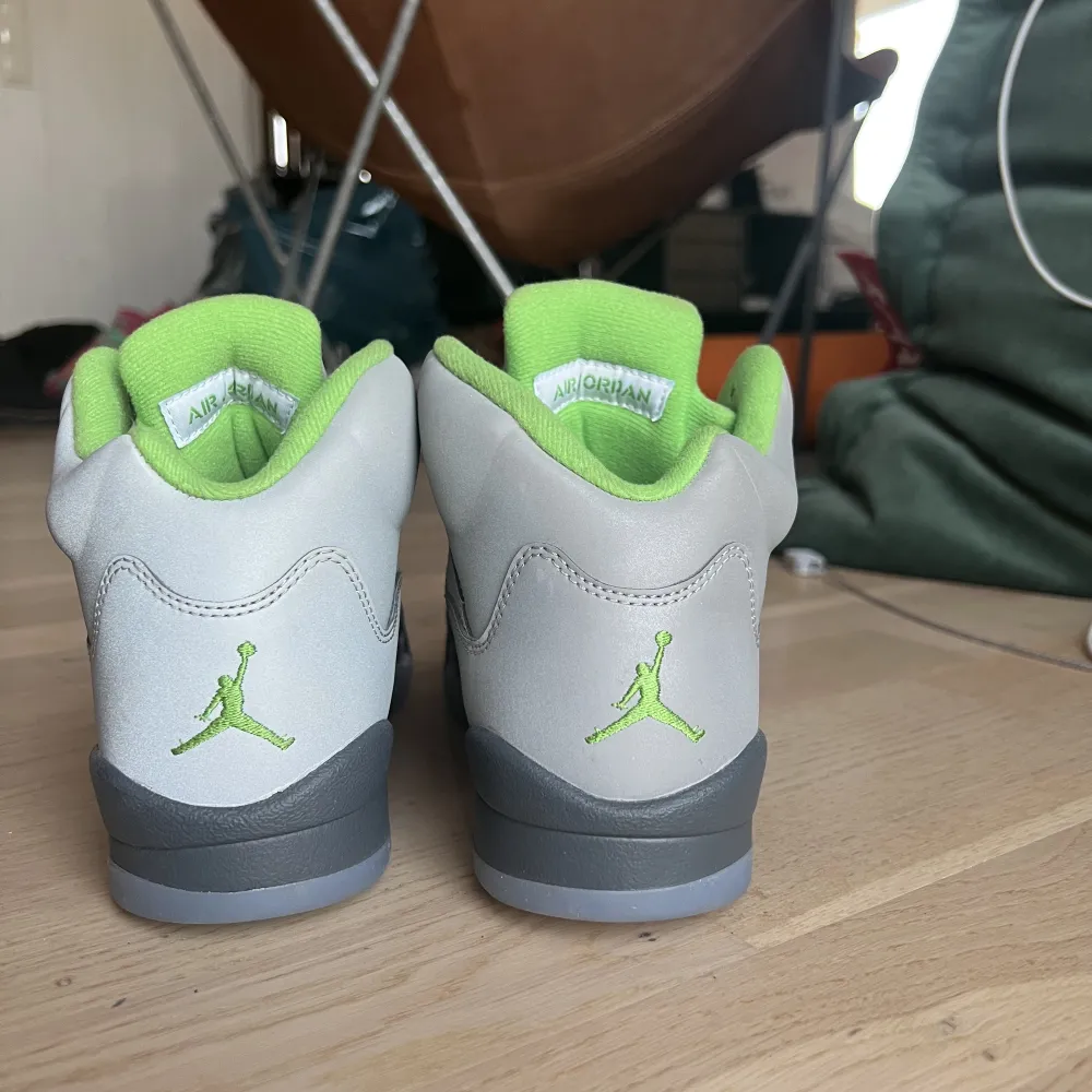 Jordans sneakers, aldrig använda . Skor.