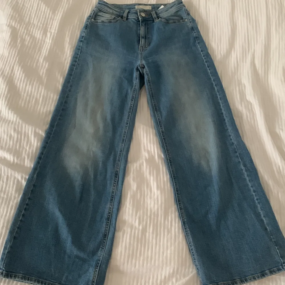 Jeans med inseam 73 cm, lite stretchiga i materialet💕. Jeans & Byxor.