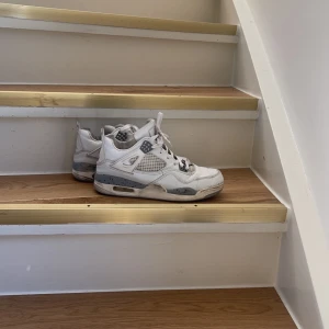 Air Jordan 4 Retro White Oreo 💎 - Air jordan 4 Retro White Oreo : Storlek 38,5.  Perfekta inför sommaren 👟👟