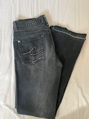 Low waist jeans - Jag säljer mina jättefina svarta/gråa jeans eftersom de tyvärr är för stora för mig. De är lågmidjade och bootcut!😊hör av dig om du undrar något eller vill ha fler bilder på jeansen! 