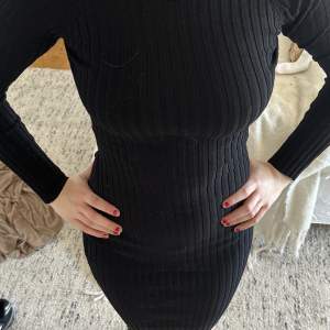 Ribbad svart klänning som är köpt i USA för 400kr. Använd fåtal gånger men passar perfekt till alla tillfällen. Får en snygga midja i den. Strlk M men skulle säga att den är i S. Vet ej vilket märke