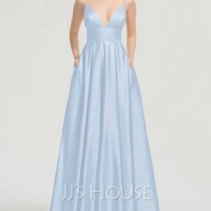 Balklänning  - Priset kan diskuteras!💕 Fin balklänning som aldrig använts, lapparna sitter kvar. Måtten är i cm: byst-90, midja-74, höfter-100, längden från halsgropen-152. Jag som är 172 tyckte den var bra i längden!❤️