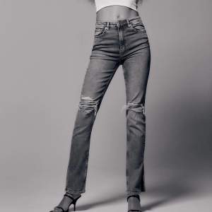 Jeans från Zara, slitningar, hög midja och slits i benslutet. Nyinköpta för 359kr säljer nu för 150kr🤍