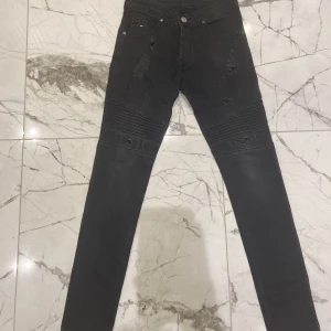 Tommy Hilfiger jeans  - Använda kanske 1-2 gånger men tyckte inte om dom så tänkte sälja går och diskutera om pris  dom  storlek s/m