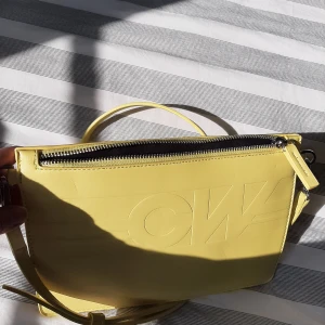 Kuvertväska, ljusgul - Fin o somrig kuvertväska från Carin Wester. Knappt använd.