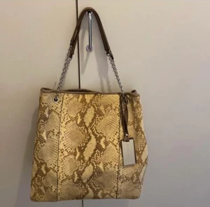 Coccinelle Väska - Säljer Coccinelle väska som är i nyskick.