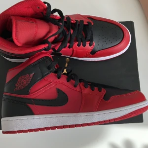 Jordan 1 mid reverse banned  - Vänds använda en gång  Kvitto från sneakerstore finns