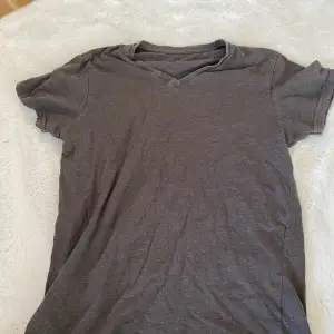 en basic grå t shirt med V neck från primark storlek S