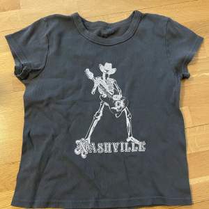 Mörk grå/svart Brandy Nashville skelett t shirt, använd man i bra skick ⚠️ORIGINAL PRIS 230kr NU 100kr⚠️