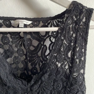 Klänning i spets - Svart miniklänning med innerfoder