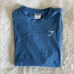 Blå gymshark t-shirt, storlek S. Endast använd en gång. Köparen står för frakten!