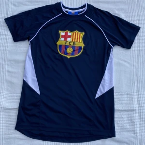 FC BARCELONA träningströja  - Träningströja med FCB truck! Knappt använd så väldigt bra skick, köpt utomlands.
