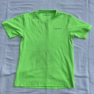 Tränings T shirt soc - Neongrön träningströja från soc! Den är bra skick förutom några trådragningar i tyget när jag fastnat lite med nageln. Jättefin färg!