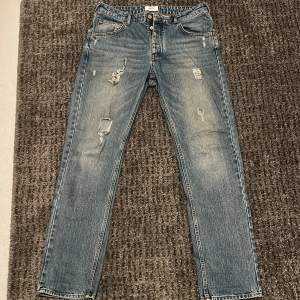 Jeans i märket Wesc modellen John. Storlek W34 L32