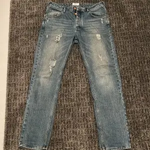 Jeans i märket Wesc modellen John. Storlek W34 L32