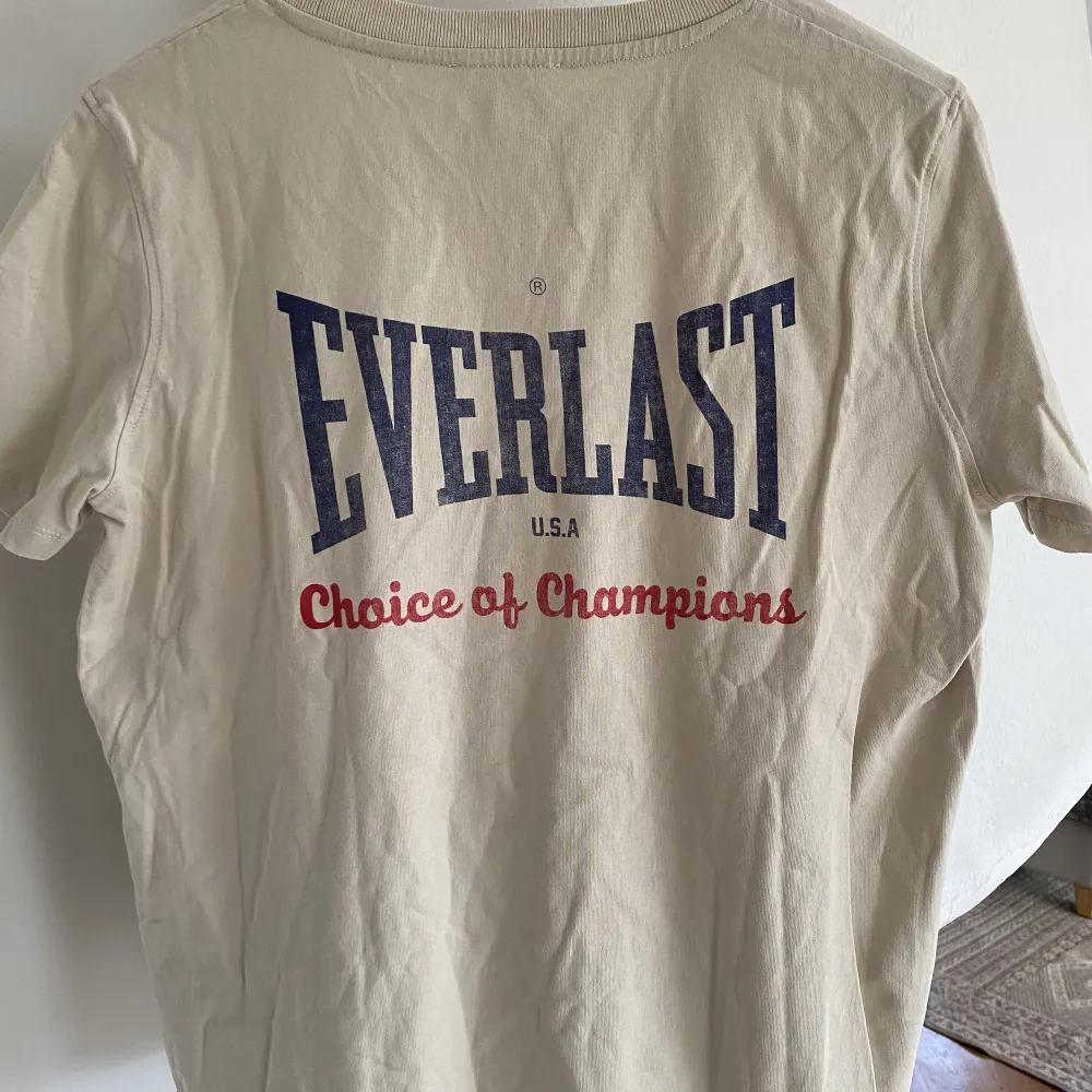 Säljer denna t-shirten från ZARA med ett större tyck på baksidan. Endast testad så bra skick. 💕. T-paidat.